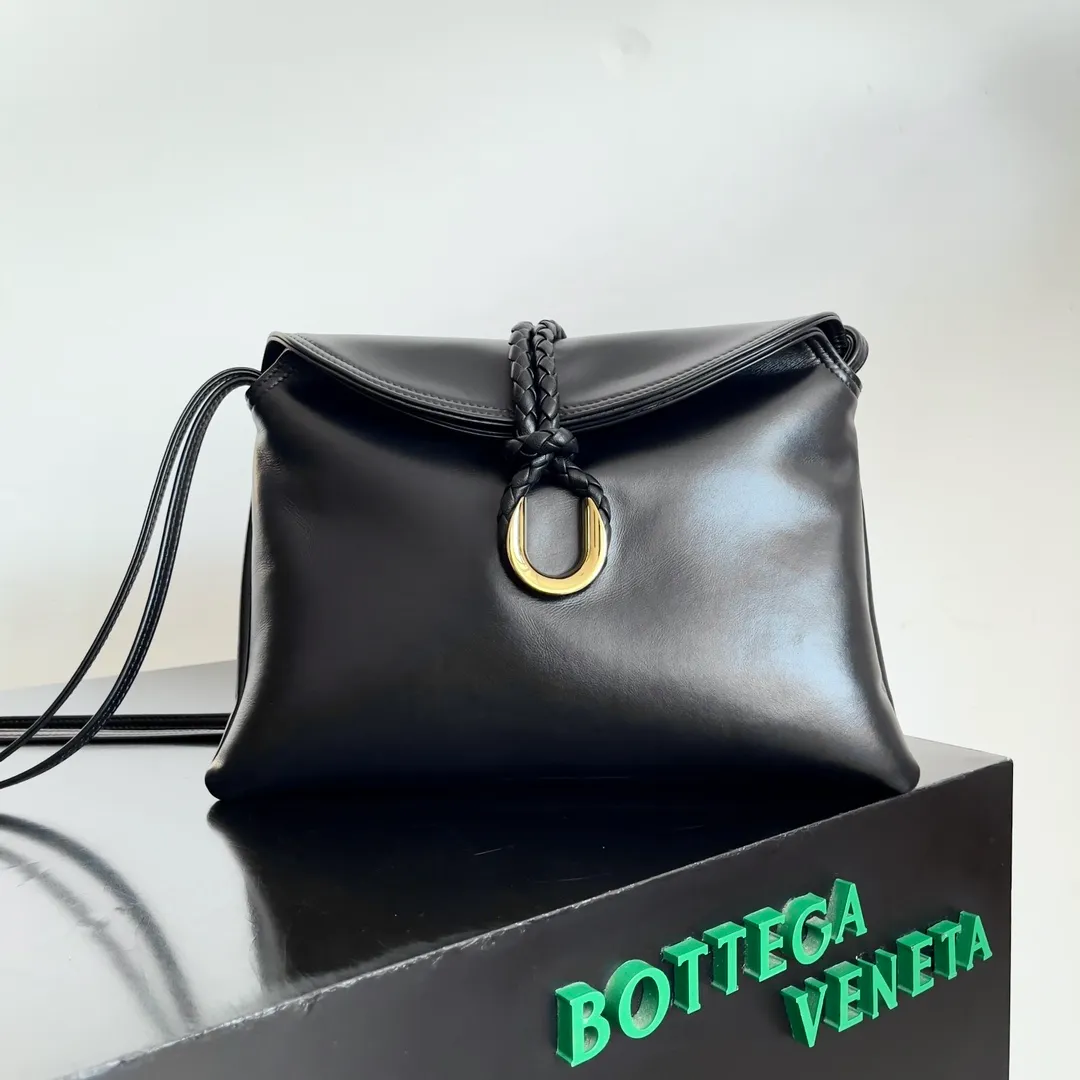 Batch 1680 Inspired by the 1970s, the Bottega Veneta women's logo shoulder bag has a smooth leather surface that brings a clean and handsome feel, just like the neatness and tenacity of a working woman. The front buckle is made of high-quality hardware pendant, the overall retro elegance, and the excellent leather feels soft. This Bottega Veneta series can be described as beautiful, weakening the complexity of the outfit, not competing for it, and only using the best quality to interpret itself. Style number: 806034 (large size) Size: 30*20*8cm